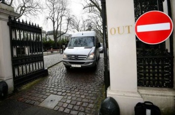 Tри автобуса с российскими дипломатами покидают посольство РФ в Лондоне