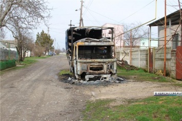 Огонь уничтожил кабину сгоревшего в Керчи грузовика