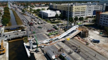 ВИДЕО обрушения моста на автомобили в США, в Майами