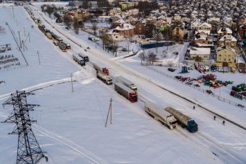 Снежный Днепр: из-за снега простаивает большегрузный транспорт