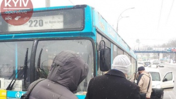 В Киеве автомобиль врезался в пассажирский автобус (фото)