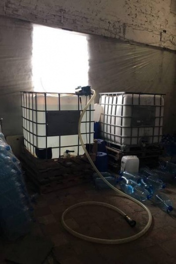 Силовики изъяли в подпольном цеху 4,7 тысячи литров спирта и "паленой" водки