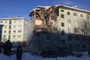 «Из-под завалов доносятся крики»: в российском Мурманске рухнула часть многоэтажки