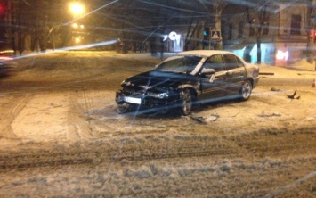 На Пушкинской на скользкой дороге автомобиль вылетел на встречную полосу и протаранил другую машину