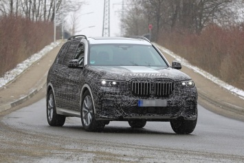 BMW X7 сбрасывает камуфляж (Фото)