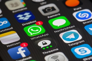 Сооснователь WhatsApp призывает удалить Facebook