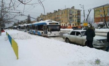 В Днепре припаркованные на обочине автомобили остановили движение троллейбусов на пр. Слобожанском (ФОТО)