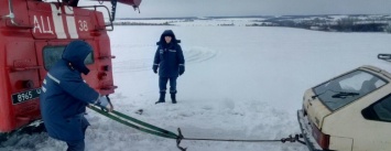 На Харьковщине спасатели помогли пассажирам выбраться из снежных заносов (ФОТО)
