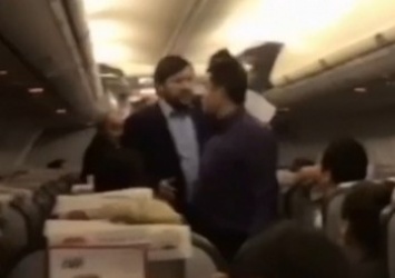 Пассажиры 10 часов просидели в самолете в аэропорту Одесса