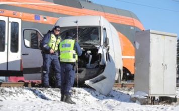 В Эстонии микроавтобус столкнулся с электричкой, пострадал водитель
