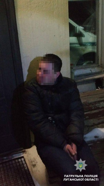 В Рубежном нетрезвый парень пытался напасть на сторожа автостоянки