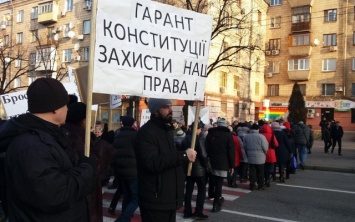 В центре Запорожья митингующие заблокировали дорогу (ФОТО)