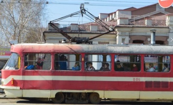 В Запорожье пассажирам трамвая крутили песни "Ласкового мая"