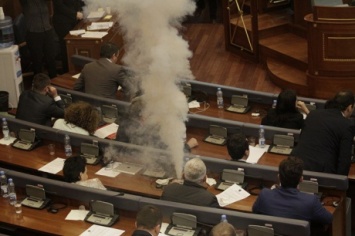 Слезоточивый газ в парламенте Косова: оппозиция срывает соглашение о границе с Черногорией