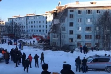 Из-за взрыва газа обрушилась многоэтажка в Мурманске: есть жертвы (видео)