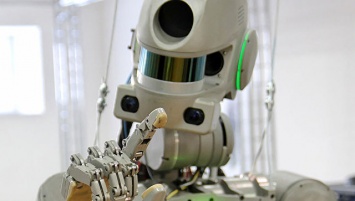 Гости конференции "РобоСектор" в Москве примерят экзоскелет робота-аватара