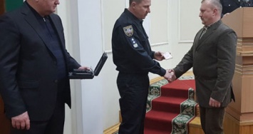 В Днепре наградили оружием двух врачей больницы Мечникова (ФОТО, ВИДЕО)