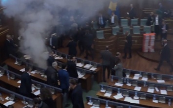 В парламенте Косово депутаты распылили слезоточивый газ