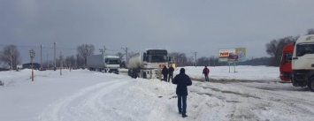 Полицейские Каменского помогали водителям фур выбраться из снежных ловушек