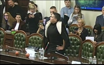 Савченко принесла гранаты на заседание Комитета Рады и выложила их на стол