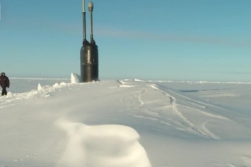 Субмарина США вмерзла в лед, отрабатывая
