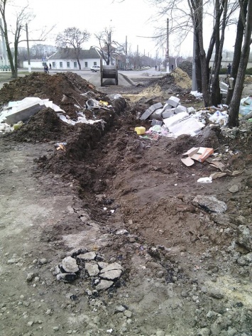 В Николаеве двор жилого дома уже два месяца перерыт в связи со стройкой