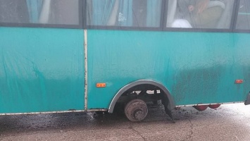В Каменском у маршрутки с пассажирами слетело колесо на ходу