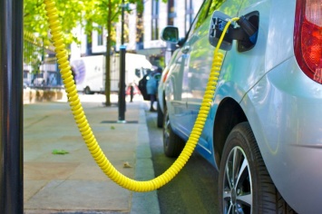 Электромобили станут дешевле бензиновых - Bloomberg