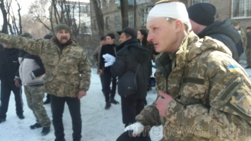 Под зданием Запорожского облсовета произошла потасовка между АТОшниками и силовиками - есть задержанные