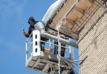 В Днепре из-за перепада температуры образовались опасные сосульки на крышах домов (ФОТО)