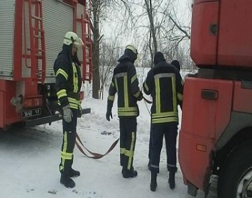 В Краматорске спасатели оказали помощь забуксовавшим фуре и автобусу