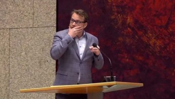 В парламенте Нидерландов пытался повеситься мужчина (Видео)