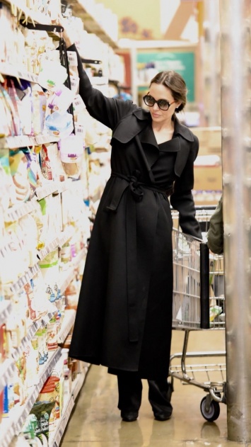 Модная маскировка: Анджелина Джоли выбирает черный тренч