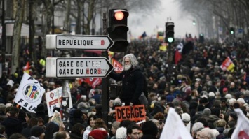 Массовые протесты во Франции: в ход пошли водометы и газ