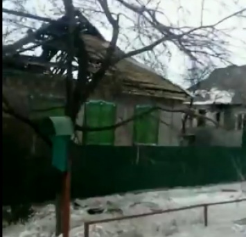Снаряд боевиков разрушил жилой дом в Енакиево (ВИДЕО)