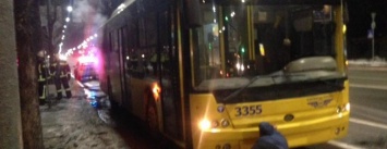 В Киеве из троллейбуса повалил густой дым