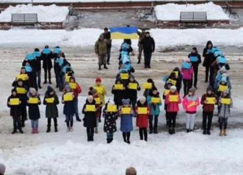 В Станице Луганской прошел флешмоб Тризубгуртує
