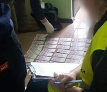 Требовала деньги за размещение киосков: на Харьковщине чиновница попалась на взятке