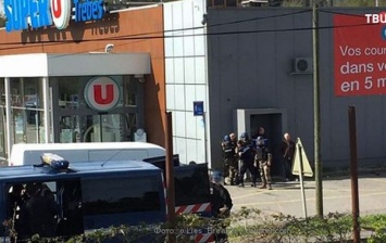 Во время захвата заложников в супермаркете во Франции погиб человек