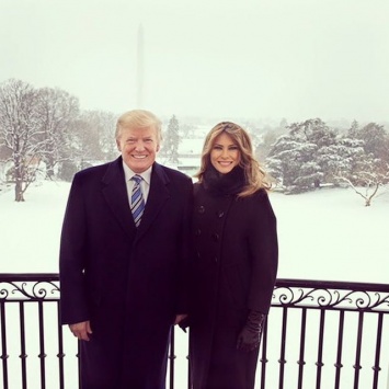 Мелания Трамп опубликовала романтичное зимнее фото с мужем