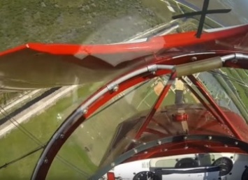 Пилот биплана запустил заглохший двигатель за считанные метры до земли (видео)