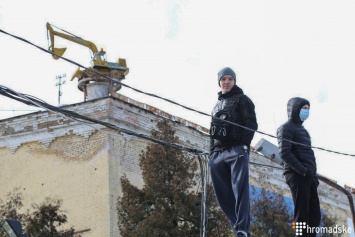"Нацкорпус" заблокировал правоохранителей на территории завода "Атек" (ФОТО)