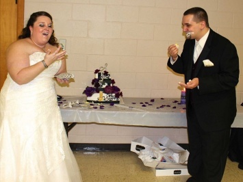 Невеста весом в 135 кг еле влезла в свадебное платье. Гинеколог сказал ей: «Ты умрешь, если не...»