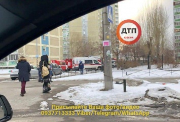 Пожар в Киеве: спасатели не могут подъехать к дому из-за припаркованных машин