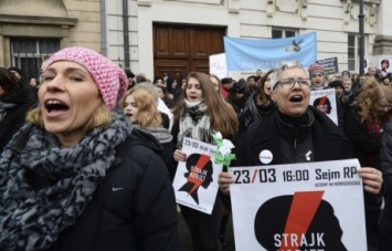 В Польше тысячи женщин вновь протестуют против ужесточения закона об абортах