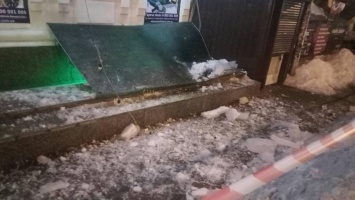 Упавший снег проломил крышу кафе в центре Днепра