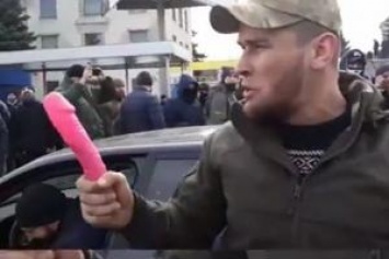 В Киеве представитель "Нацкорпуса" угрожал полицейским фаллоимитатором (18+)
