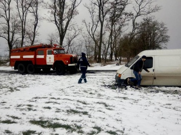 В Березанском районе спасатели вытащили из снежных ловушек два автомобиля