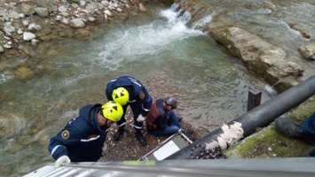 В Ялте мужчина упал в реку с подпорной стены (ФОТО)