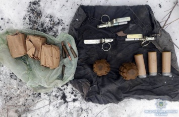 Житель Волновахского района сдал полиции свой подземный тайник с боеприпасами (ФОТО)